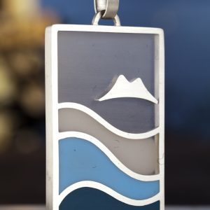 Pendente in argento, resina, contenente: acqua di mare di Napoli, sabbia ed altri materiali raccolti sulle sue spiagge. Lato A