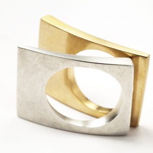 Coppia di anelli in argento e bronzo